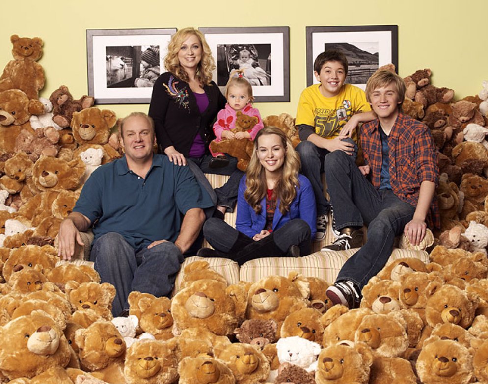 Adam Schlesinger složil úvodní píseň k seriálu Hodně štěstí, Charlie!.