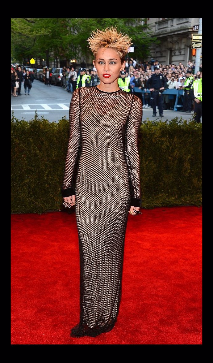 Miley Cyrus a její punkový outfit.