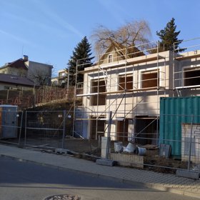 Dvojdomek je jasně patrný.