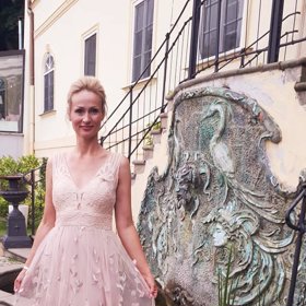 Lindě to na svatbě Moniky moc slušelo.