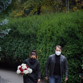 Poslední sbohem přišla dát Daniele herečka Eva Decastelo, která přišla v doprovodu Vlasty Korce.