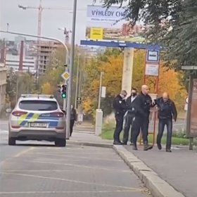 Muž pod vlivem měl rozbít sklo auta