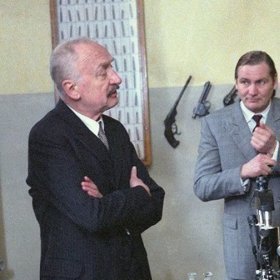 Jiří Štěpnička (uprostřed) v seriálu Dobrodružství Kriminalistiky.