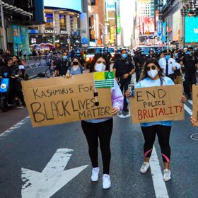 Lidé v USA demonstrují za prává černochů.