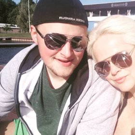 Oporou jí je mladší partner.