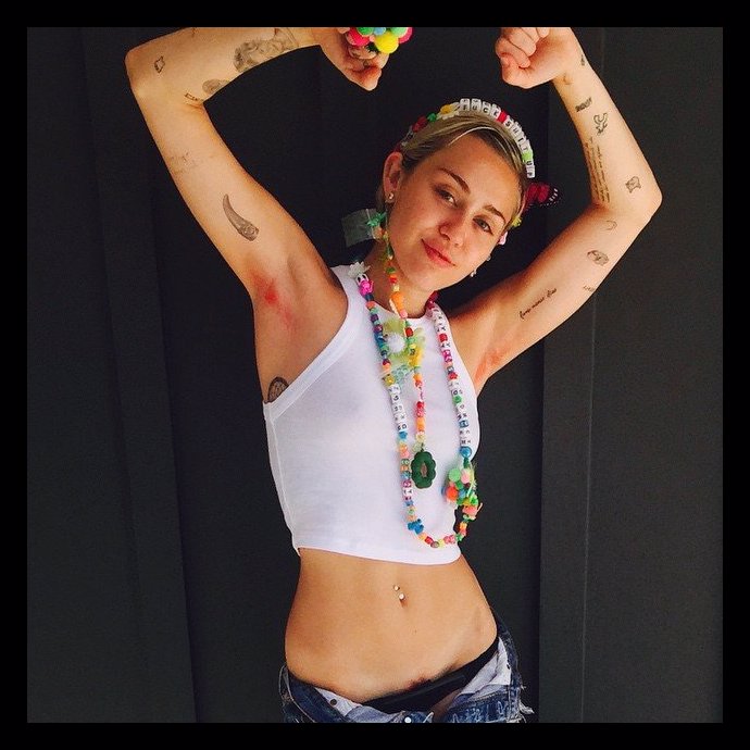 Miley Cyrus si chloupky v podpaží obarvila dokonce na růžovo. 