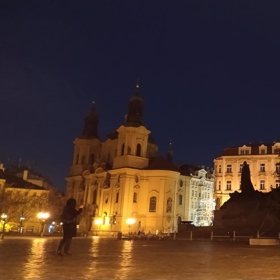 Na Staroměstském náměstí v Praze už stojí krásný vysoký smrk ztepilý.