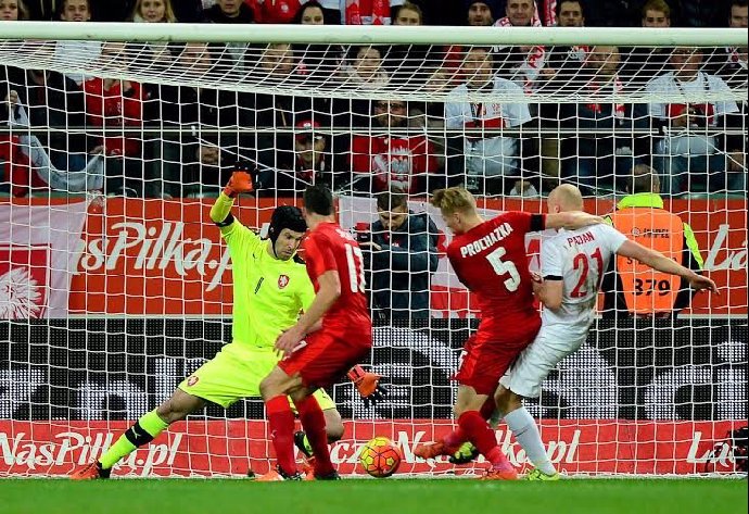 Petr Čech po zranění hlavy při jednom z utkání anglické ligy musel pak velkou část další kariéry chytat v ochranné přilbě.