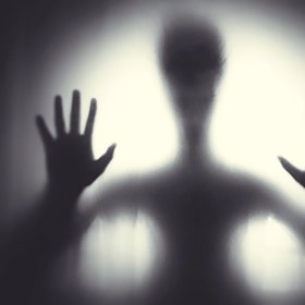 Greg prý spatřil černou postavu, která se k němu začala otáčet.