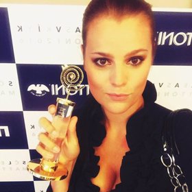 Ornella se pomazlila s hlavní trofejí.