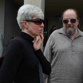 Lešek Semelka s manželkou Alenkou a Marcela Březinová na pohřbu Heleny Zeťové.