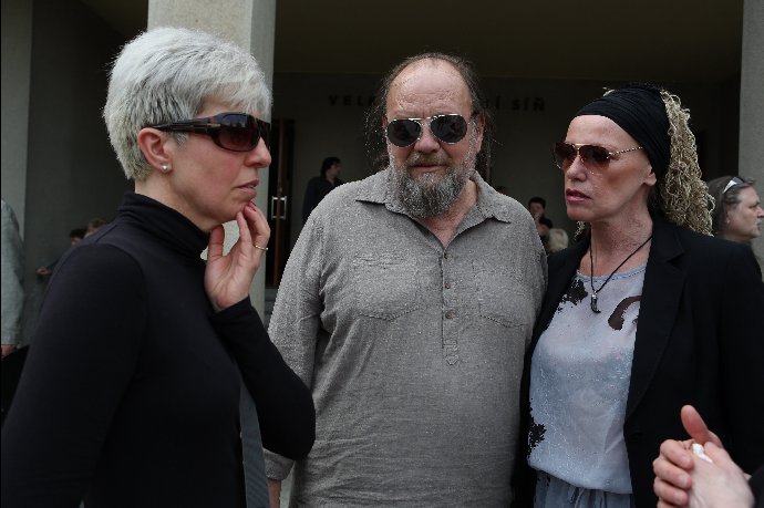 Lešek Semelka s manželkou Alenkou a Marcela Březinová na pohřbu Heleny Zeťové.