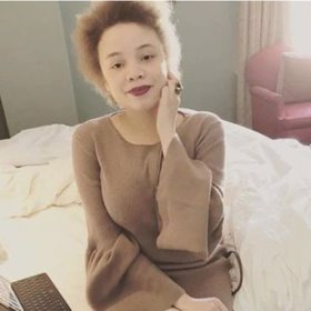 Teď je to silná a sebevědomá žena, která se miluje.