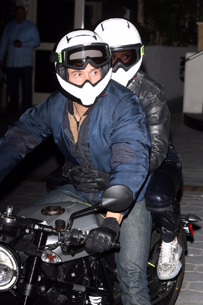 Orlando Bloom a Katy Perry přijeli na oslavu na motorce.