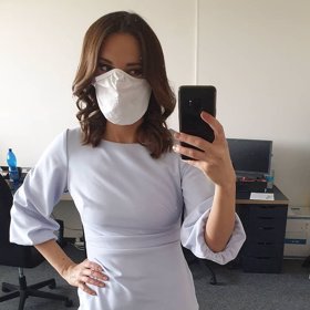 Jana Peroutková moderuje od října 2020 hlavní zpravodajskou relaci České televize Události.