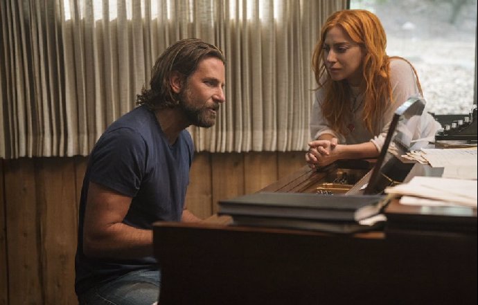 Bradley Cooper ve filmu Zrodila se hvězda.