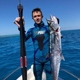 Lachlan je zkušený potápěč.