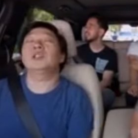 Chester je vpravo. Potýkal se dlouhodobě s depresí.