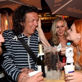 Hladila ho i Iva Pazderková.