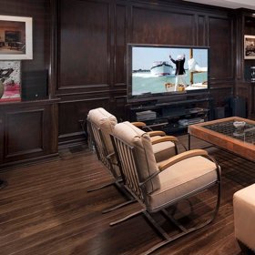 V domě se nachází několik obývacích místností.