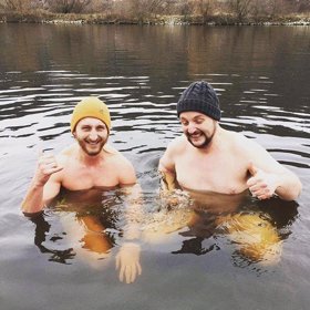 René s Radkem se otužovali v ledovém rybníčku.