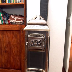 Vedle kuchyně je pokoj s krbem a televizí.