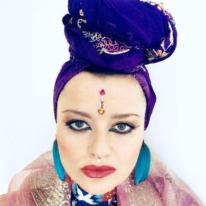 Erika inklinuje čím dál více k duchovnímu nastavení mysli.