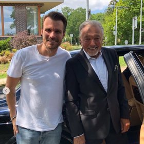 Moderátor nyní zveřejnil dosud neviděné snímky ze zákulisí.