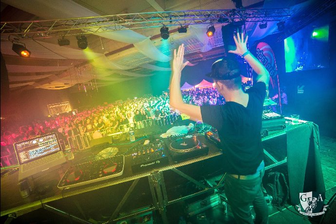 Dominik Turza alias DJ Roxtar před plným klubem. Dnes už si za pultem vodku nedá.
