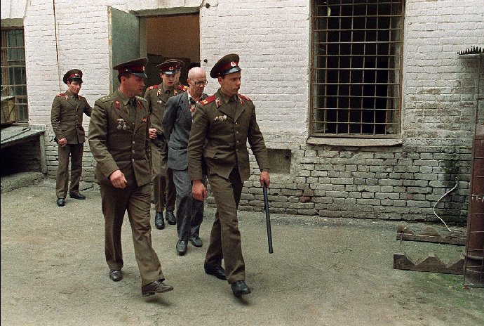 Čikatilo byl v únoru 1994 popraven kulkou do hlavy. 