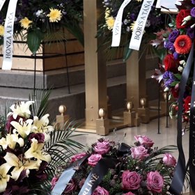 Věnec zaslal i generální ředitel České televize.