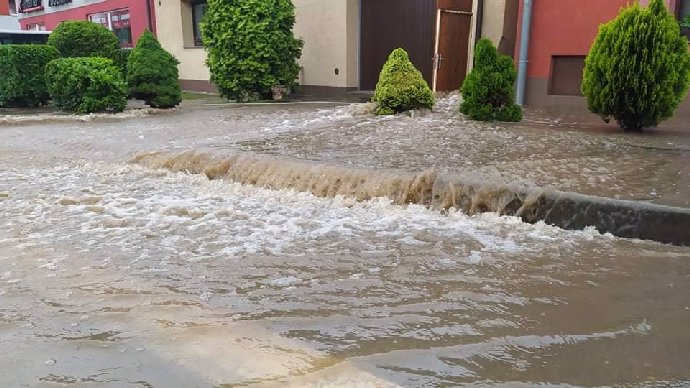 Bouřky s vydatným deštěm pěkně řádily a ještě budou.
