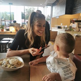 Jasmina Alagič je usměvavá maminka.