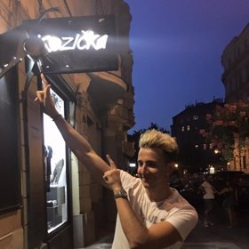 Mapuje i jejich noční život.