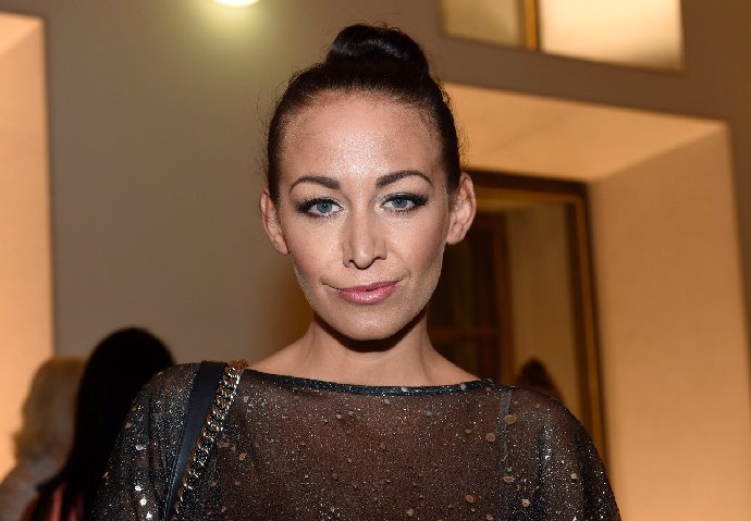 Agátě to sluší v zástěře i ve večerních šatech.