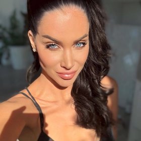 Uhrančivá černovláska Andrea Pomeje má na svých sociálních sítích téměř sto tisíc fanoušků.