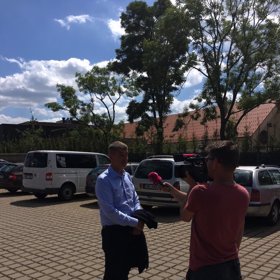 Za pár hodin už z něj bude ženatý pán.