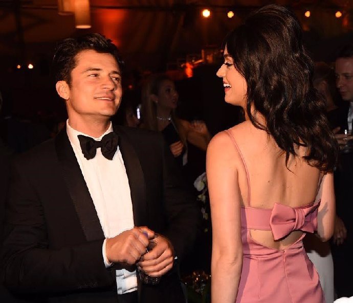 Orlando Bloom randil se zpěvačkou Katy Perry. 