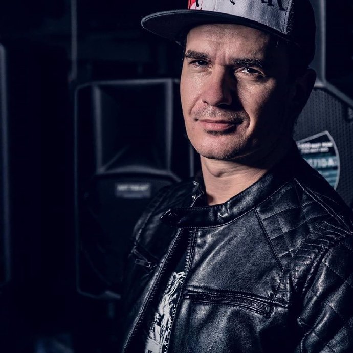 DJ Roxtar mu složil song.