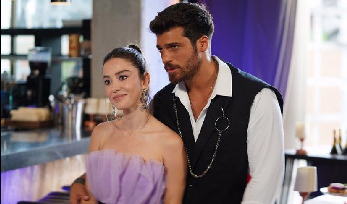 Özge Gürel a Can Yaman v tureckém seriálu Recept na lásku.