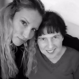 Simonina sestra s maminkou.