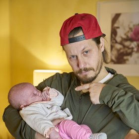 Spokojený tatínek s malou Sophií.