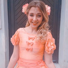 Anička je vzorná dcera.