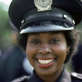 Marion Ramsey jako uječená policistka Hooksová z Policejní akademie.