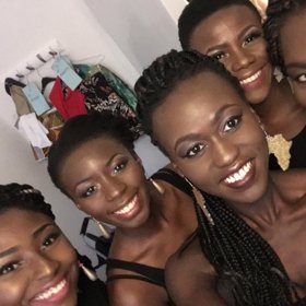 Itanajama Akeri a její kamarádky.