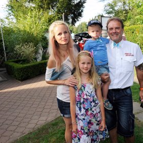 Pyšný Jakub Smolík se svými nejbližšími (2015).