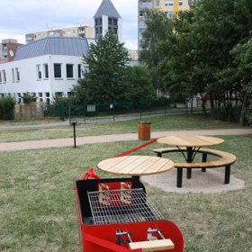 U Chodovské tvrze na Praze 11 je pro místní k dispozici moderní gril.