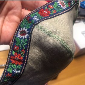 Marta šije stylové roušky.