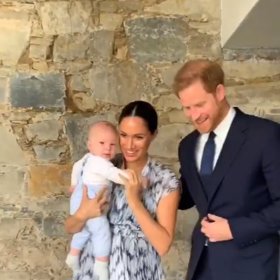 Meghan s Archiem a Harrym přichází na návštěvu.