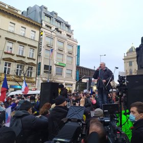 Demonstrace se účastnil i muzikálový herec a zpěvák Daniel Hůlka.